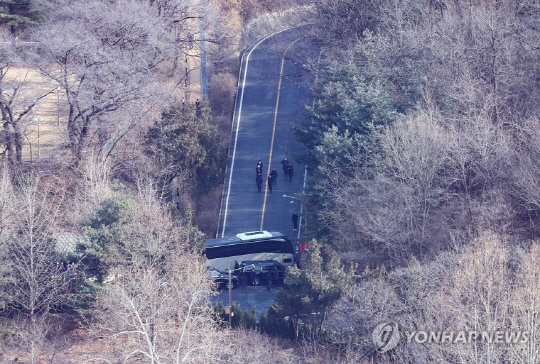 한남동 대통령 관저 경내 도로를 대통령 경호 인원들이 차량으로 막고 있다.<연합뉴스>
